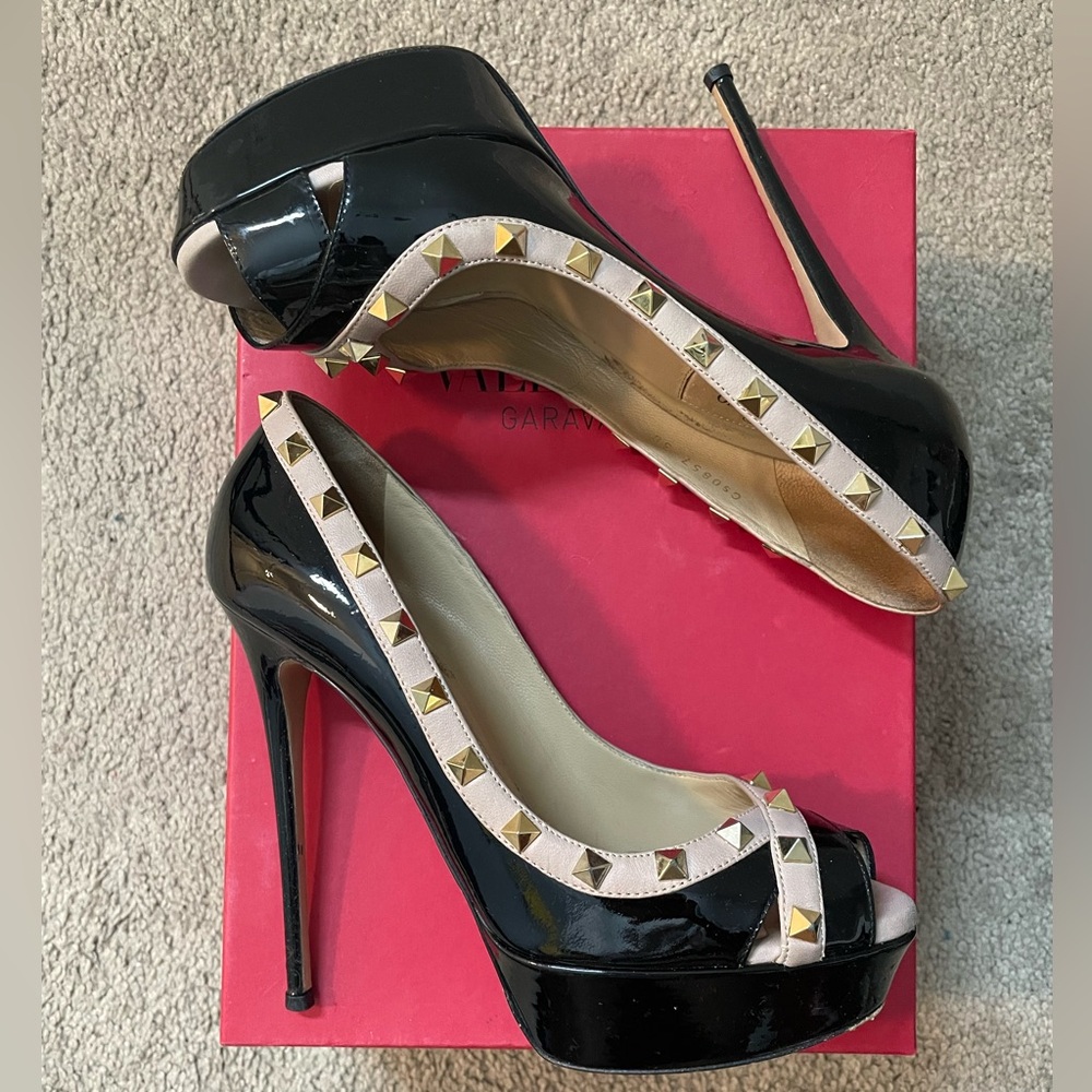 Valentino Garavani Rockstud Peeped Toe Pump, Black with Nude Trim, 38